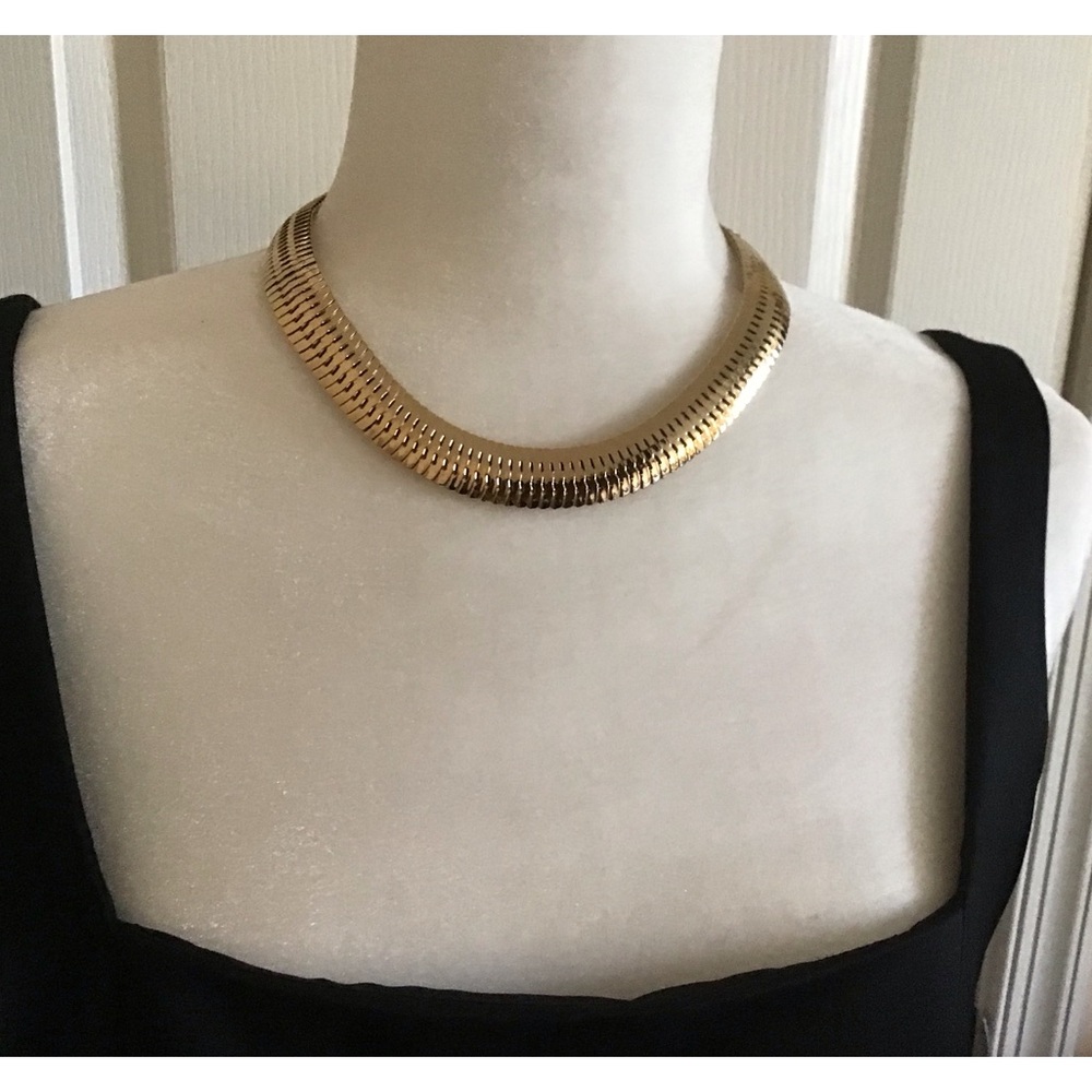 Vintage gold color necklace in excellent condition.